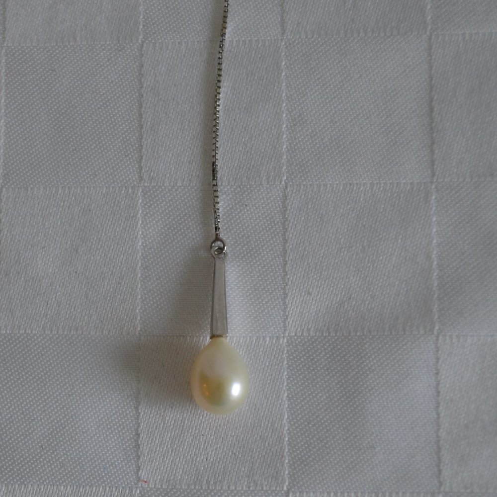 Modern Adjustable Cultured Pearl Drop Necklace - Picture 2 of 4